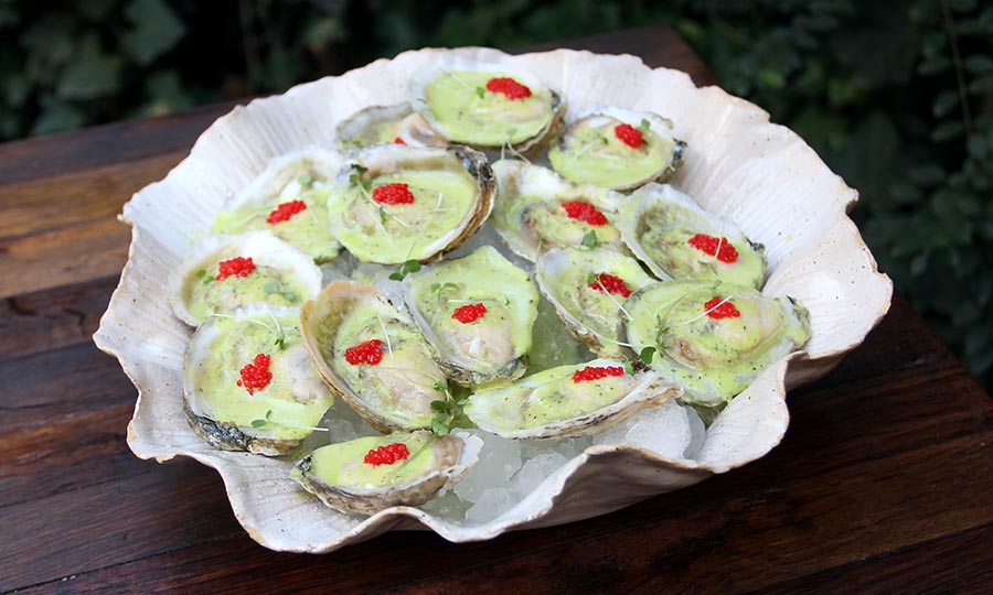 Ostras con limoneta de pepino y caviar rojo